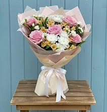 Букет цветов из:  Гвоздики, Орхидеи и Розы в Сусанино Ленинградская область