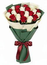 Букет Микс из красных и белых роз в Сусанино Ленинградская область