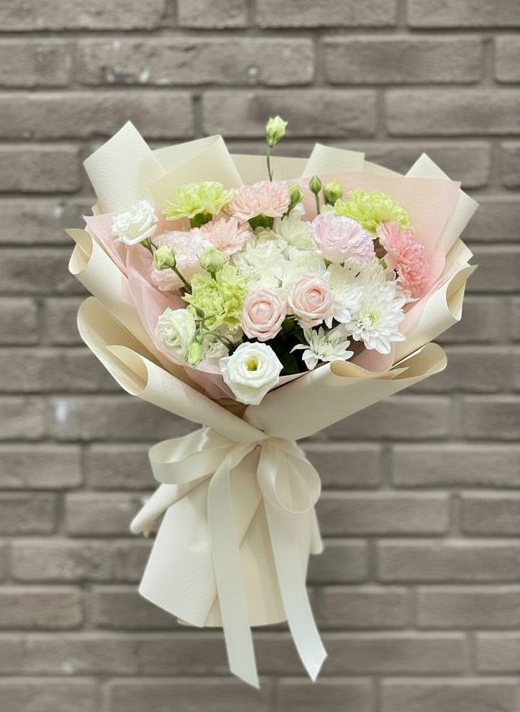 Букет цветов из: Гвоздики, Розы, Лизиантусы и Хризантемы в Сусанино Ленинградская область