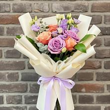 Букет цветов из:  Лизиантусы и Розы в Сусанино Ленинградская область