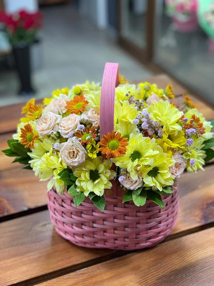 Цветочная композиция из Хризантемы и Розы в корзине в Сусанино Ленинградская область