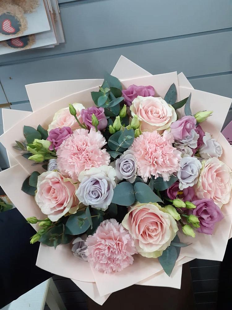 Букет цветов из: Розы, Гвоздики и Лизиантусы в Сусанино Ленинградская область