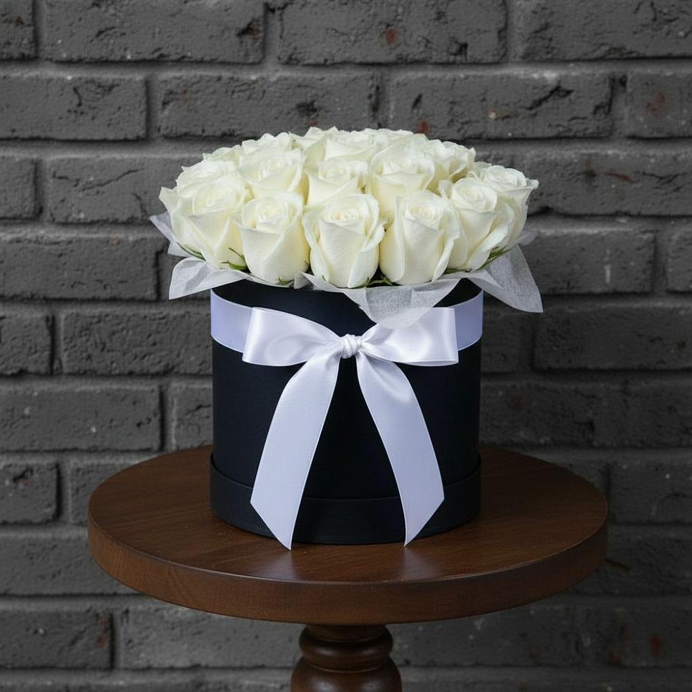 Цветочная композиция из Розы в шляпной коробке в Сусанино Ленинградская область