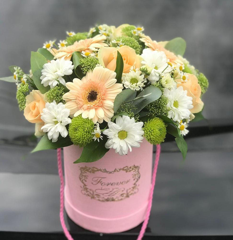 Цветочная композиция из Розы, Герберы и Хризантемы в шляпной коробке в Сусанино Ленинградская область