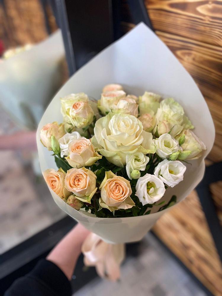 Букет цветов из: Розы и Лизиантусы в Сусанино Ленинградская область