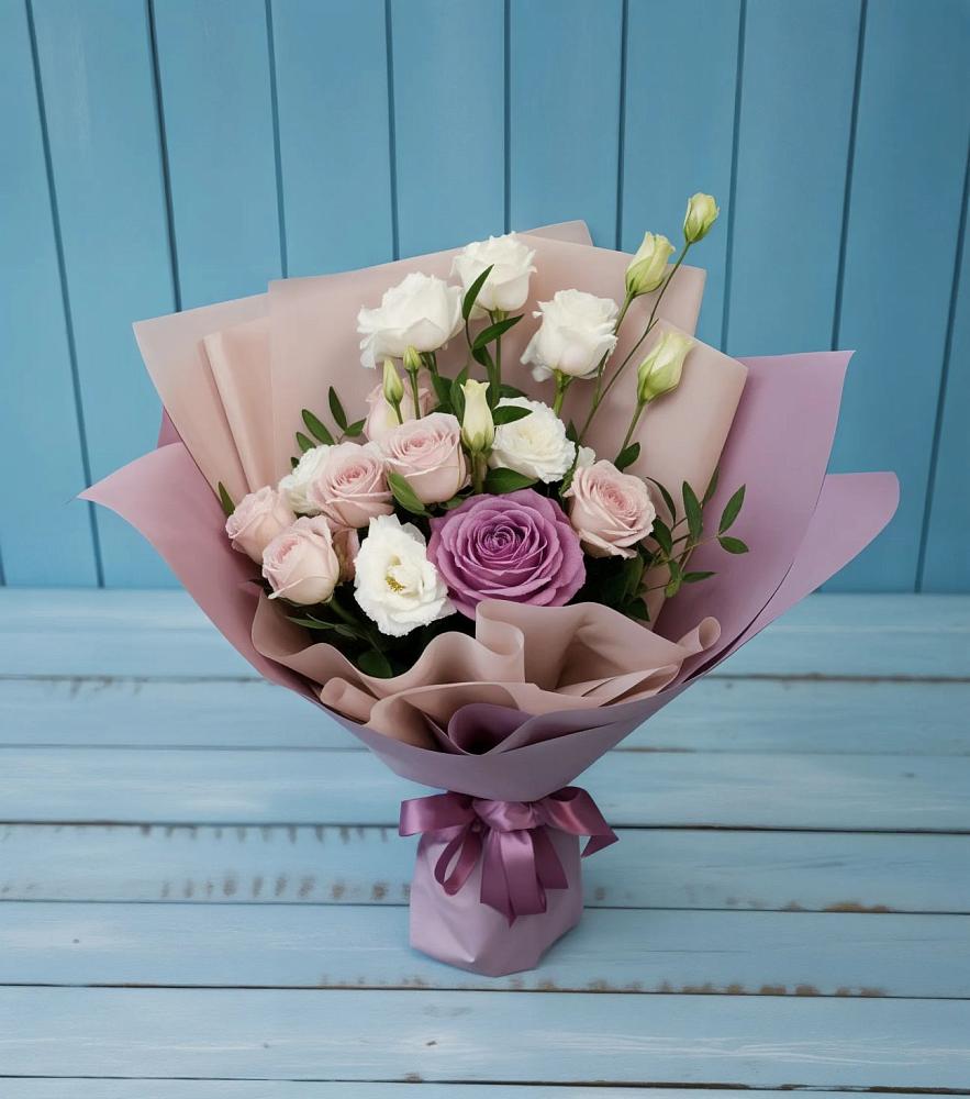 Букет цветов из: Розы и Лизиантусы в Сусанино Ленинградская область